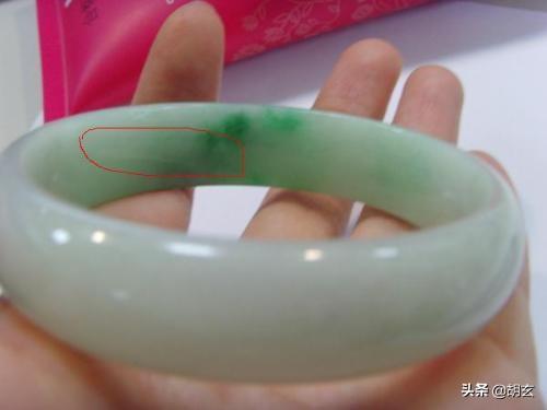 翡翠手镯上面有裂痕,翡翠手镯外面有裂痕可以买吗-第3张图片-翡翠网 翡翠手镯上面有裂痕,翡翠手镯外面有裂痕可以买吗-第3张图片-翡翠网