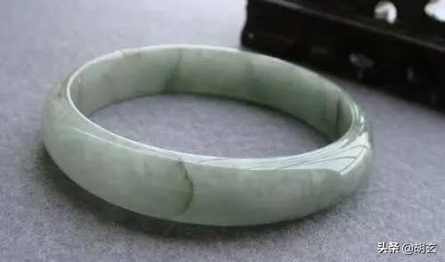 翡翠手镯上面有裂痕,翡翠手镯外面有裂痕可以买吗-第4张图片-翡翠网 翡翠手镯上面有裂痕,翡翠手镯外面有裂痕可以买吗-第4张图片-翡翠网