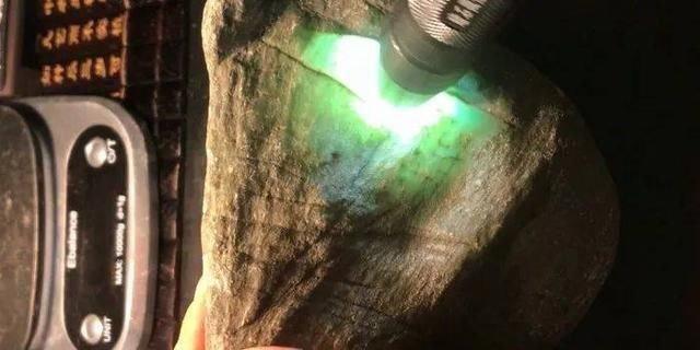 冰底翡翠价格及图片,冰黄翡翠价格表和图片-第4张图片-翡翠网 冰底翡翠价格及图片,冰黄翡翠价格表和图片-第4张图片-翡翠网