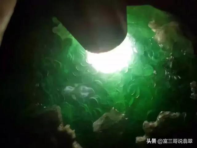 翡翠原石脱沙好不好,四川翡翠原石掉沙-第10张图片-翡翠网 翡翠原石脱沙好不好,四川翡翠原石掉沙-第10张图片-翡翠网