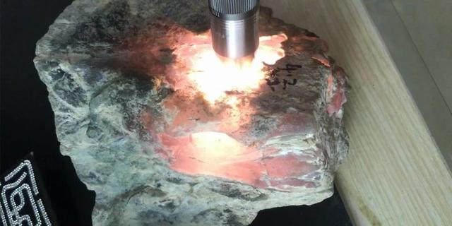 翡翠原石有杂质吗玉石翡翠原石-第1张图片-翡翠网 翡翠原石有杂质吗玉石翡翠原石-第1张图片-翡翠网