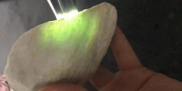 翡翠原石有杂质吗玉石翡翠原石-第2张图片-翡翠网 翡翠原石有杂质吗玉石翡翠原石-第2张图片-翡翠网