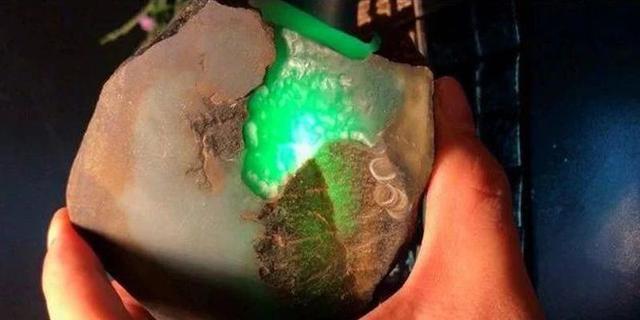 翡翠原石有杂质吗玉石翡翠原石-第4张图片-翡翠网 翡翠原石有杂质吗玉石翡翠原石-第4张图片-翡翠网