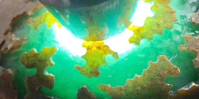 翡翠原石有杂质吗玉石翡翠原石-第8张图片-翡翠网 翡翠原石有杂质吗玉石翡翠原石-第8张图片-翡翠网