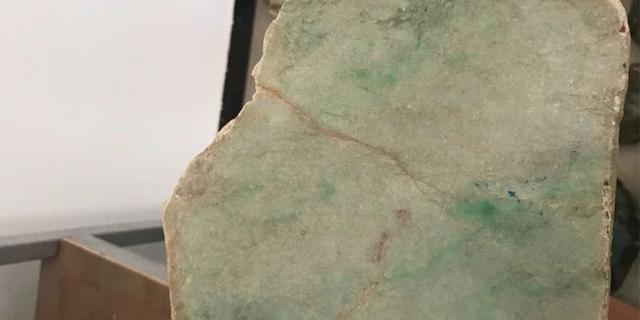 翡翠原石有杂质吗玉石翡翠原石-第9张图片-翡翠网 翡翠原石有杂质吗玉石翡翠原石-第9张图片-翡翠网