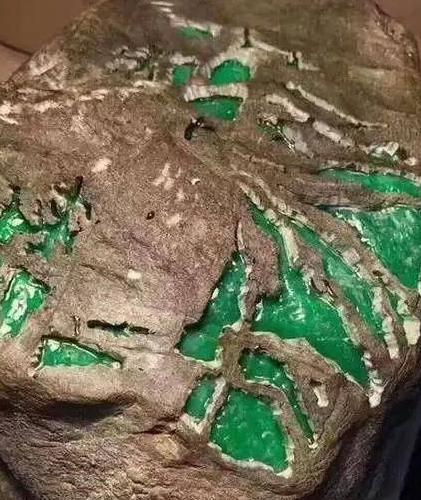 翡翠原石图片莫湾基冰阳绿翡翠原石视频-第1张图片-翡翠网 翡翠原石图片莫湾基冰阳绿翡翠原石视频-第1张图片-翡翠网