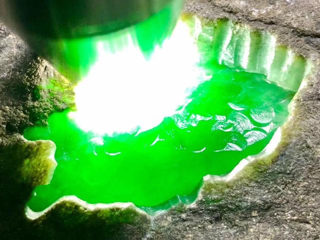 翡翠原石图片莫湾基冰阳绿翡翠原石视频-第2张图片-翡翠网 翡翠原石图片莫湾基冰阳绿翡翠原石视频-第2张图片-翡翠网