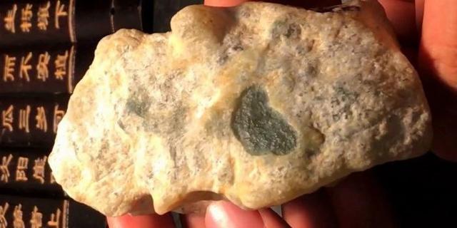 大马坎翡翠毛料德宏高冰种五彩翡翠原石毛料-第1张图片-翡翠网