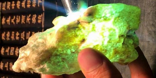 大马坎翡翠毛料德宏高冰种五彩翡翠原石毛料-第3张图片-翡翠网