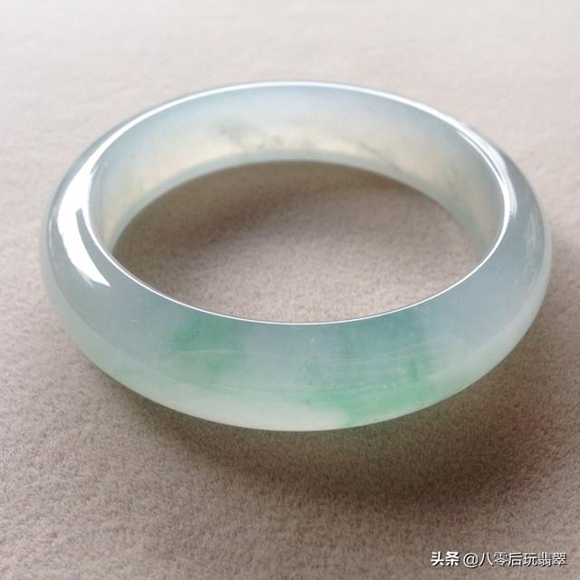 一万买的翡翠镯子都是棉絮,干白种翡翠手镯的价格-第1张图片-翡翠网 一万买的翡翠镯子都是棉絮,干白种翡翠手镯的价格-第1张图片-翡翠网