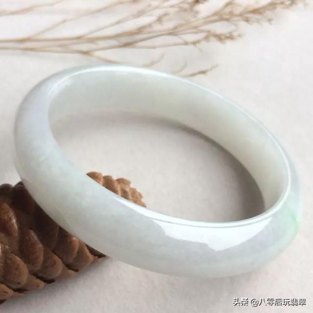 一万买的翡翠镯子都是棉絮,干白种翡翠手镯的价格-第4张图片-翡翠网 一万买的翡翠镯子都是棉絮,干白种翡翠手镯的价格-第4张图片-翡翠网