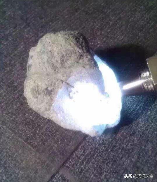 石头现切割现做手镯,翡翠手镯切割-第3张图片-翡翠网 石头现切割现做手镯,翡翠手镯切割-第3张图片-翡翠网