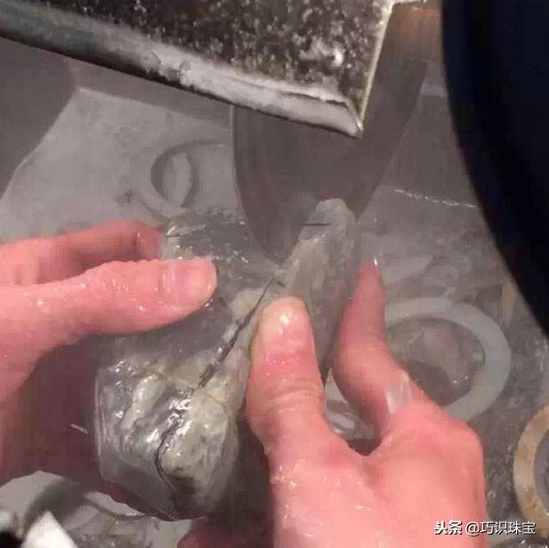 石头现切割现做手镯,翡翠手镯切割-第4张图片-翡翠网 石头现切割现做手镯,翡翠手镯切割-第4张图片-翡翠网