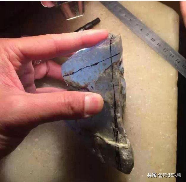 石头现切割现做手镯,翡翠手镯切割-第6张图片-翡翠网 石头现切割现做手镯,翡翠手镯切割-第6张图片-翡翠网