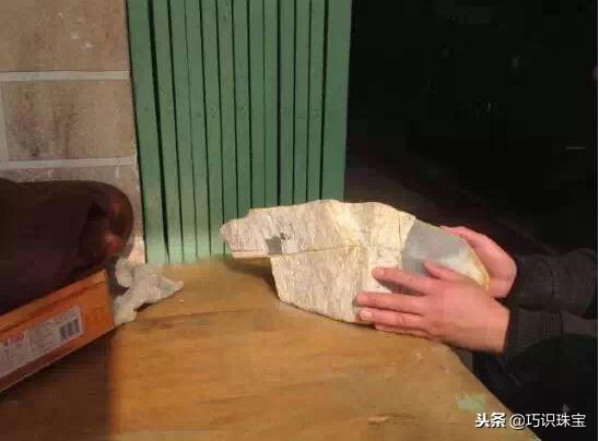 石头现切割现做手镯,翡翠手镯切割-第10张图片-翡翠网 石头现切割现做手镯,翡翠手镯切割-第10张图片-翡翠网