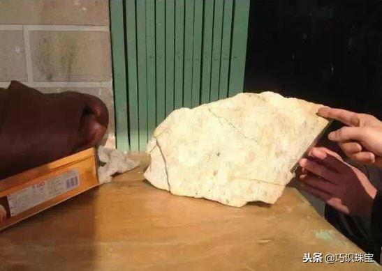 石头现切割现做手镯,翡翠手镯切割-第11张图片-翡翠网 石头现切割现做手镯,翡翠手镯切割-第11张图片-翡翠网