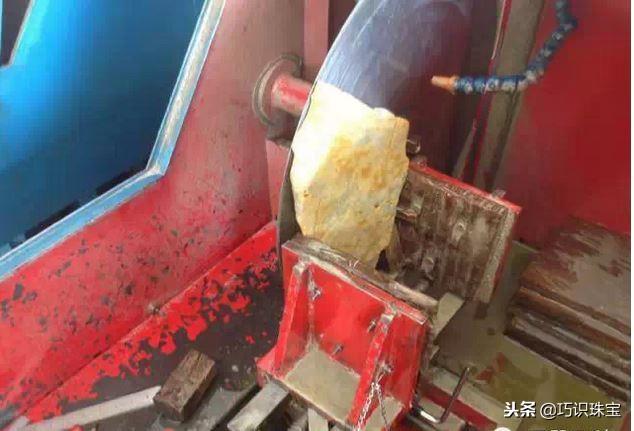 石头现切割现做手镯,翡翠手镯切割-第12张图片-翡翠网 石头现切割现做手镯,翡翠手镯切割-第12张图片-翡翠网