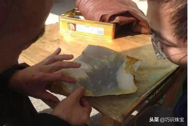 石头现切割现做手镯,翡翠手镯切割-第14张图片-翡翠网 石头现切割现做手镯,翡翠手镯切割-第14张图片-翡翠网