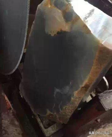 石头现切割现做手镯,翡翠手镯切割-第15张图片-翡翠网 石头现切割现做手镯,翡翠手镯切割-第15张图片-翡翠网