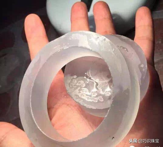 石头现切割现做手镯,翡翠手镯切割-第19张图片-翡翠网 石头现切割现做手镯,翡翠手镯切割-第19张图片-翡翠网