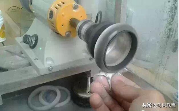 石头现切割现做手镯,翡翠手镯切割-第20张图片-翡翠网 石头现切割现做手镯,翡翠手镯切割-第20张图片-翡翠网