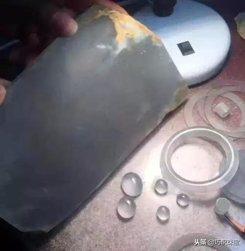 石头现切割现做手镯,翡翠手镯切割-第21张图片-翡翠网 石头现切割现做手镯,翡翠手镯切割-第21张图片-翡翠网