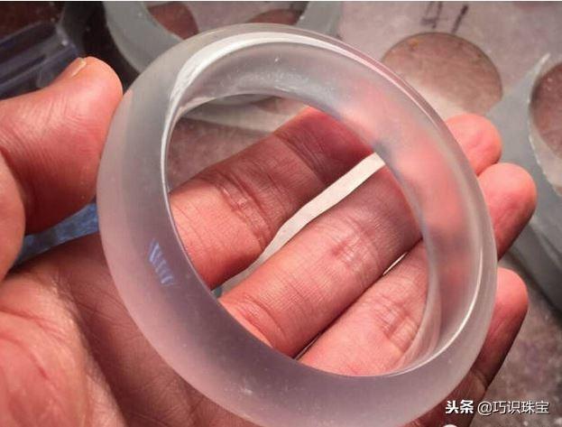 石头现切割现做手镯,翡翠手镯切割-第23张图片-翡翠网 石头现切割现做手镯,翡翠手镯切割-第23张图片-翡翠网