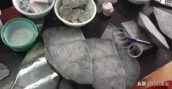 石头现切割现做手镯,翡翠手镯切割-第25张图片-翡翠网 石头现切割现做手镯,翡翠手镯切割-第25张图片-翡翠网