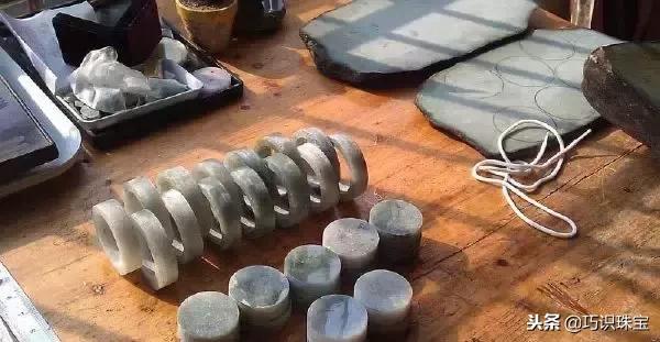 石头现切割现做手镯,翡翠手镯切割-第27张图片-翡翠网 石头现切割现做手镯,翡翠手镯切割-第27张图片-翡翠网