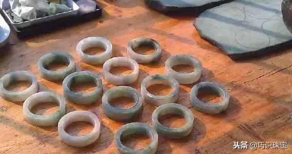 石头现切割现做手镯,翡翠手镯切割-第28张图片-翡翠网 石头现切割现做手镯,翡翠手镯切割-第28张图片-翡翠网