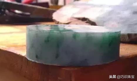 石头现切割现做手镯,翡翠手镯切割-第38张图片-翡翠网 石头现切割现做手镯,翡翠手镯切割-第38张图片-翡翠网