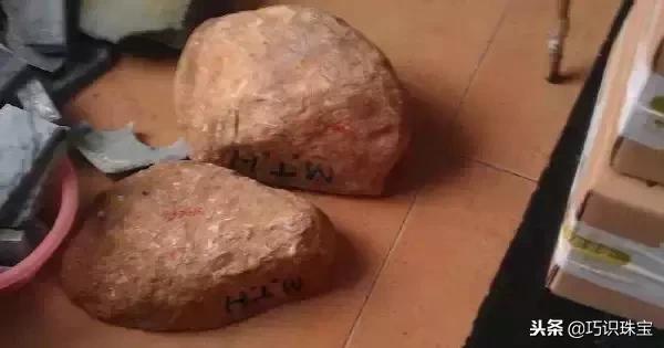 石头现切割现做手镯,翡翠手镯切割-第41张图片-翡翠网 石头现切割现做手镯,翡翠手镯切割-第41张图片-翡翠网