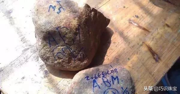 石头现切割现做手镯,翡翠手镯切割-第43张图片-翡翠网 石头现切割现做手镯,翡翠手镯切割-第43张图片-翡翠网