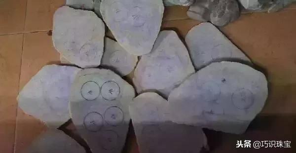 石头现切割现做手镯,翡翠手镯切割-第48张图片-翡翠网 石头现切割现做手镯,翡翠手镯切割-第48张图片-翡翠网