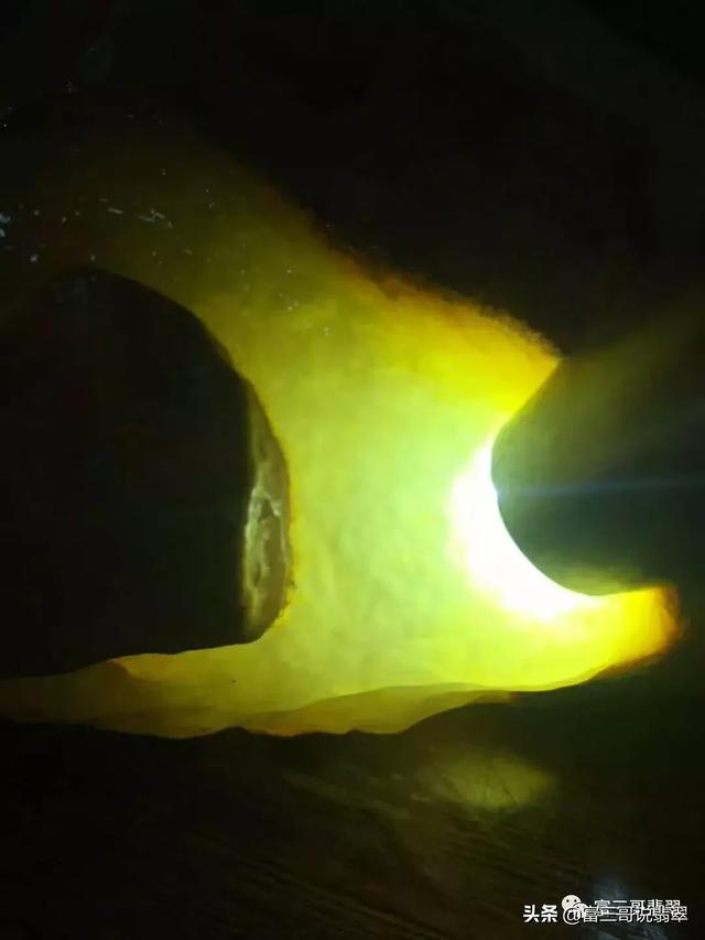 用灯光怎么看翡翠原石翡翠原石用什么检查-第1张图片-翡翠网 用灯光怎么看翡翠原石翡翠原石用什么检查-第1张图片-翡翠网