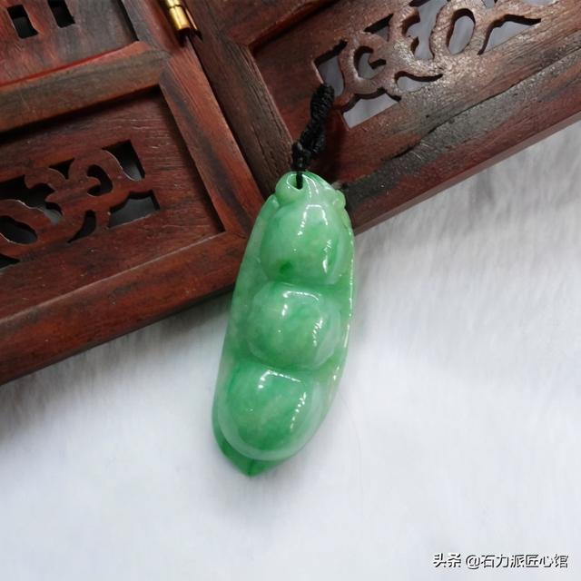 翡翠手镯的翠色翡翠手镯怎么养-第9张图片-翡翠网 翡翠手镯的翠色翡翠手镯怎么养-第9张图片-翡翠网