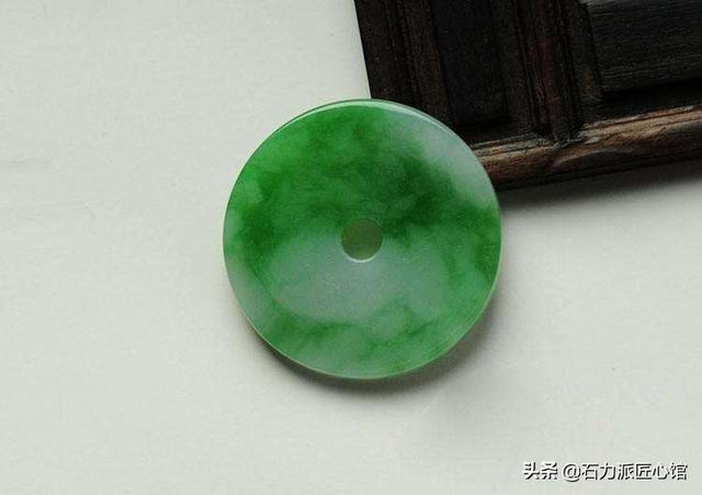 翡翠手镯的翠色翡翠手镯怎么养-第10张图片-翡翠网 翡翠手镯的翠色翡翠手镯怎么养-第10张图片-翡翠网