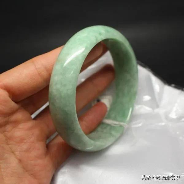 上等翡翠手镯颜色棉絮多的翡翠镯子-第1张图片-翡翠网 上等翡翠手镯颜色棉絮多的翡翠镯子-第1张图片-翡翠网