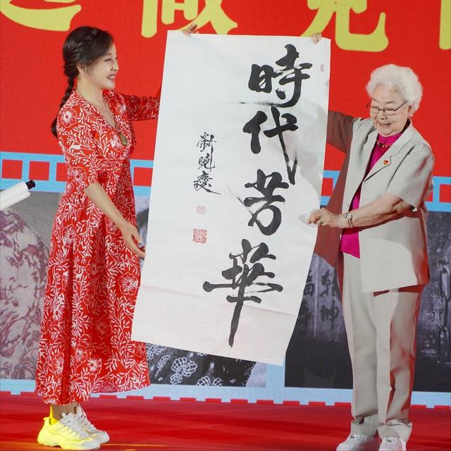 名人戴的绿色翡翠手镯图片,翡翠手镯戴在哪只手好-第3张图片-翡翠网 名人戴的绿色翡翠手镯图片,翡翠手镯戴在哪只手好-第3张图片-翡翠网