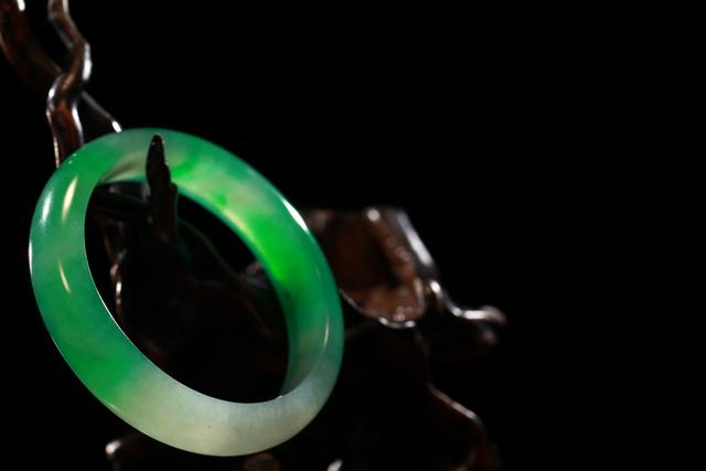 周大生翡翠手镯是a货吗,周大生的翡翠手镯-第7张图片-翡翠网 周大生翡翠手镯是a货吗,周大生的翡翠手镯-第7张图片-翡翠网