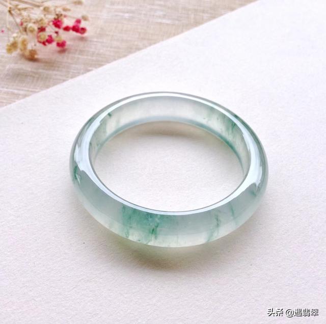 糯种飘蓝花手镯,糯种飘蓝花翡翠手镯-第1张图片-翡翠网 糯种飘蓝花手镯,糯种飘蓝花翡翠手镯-第1张图片-翡翠网