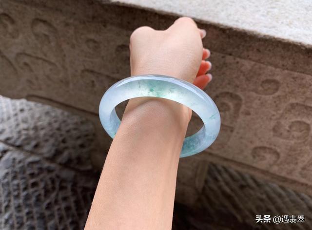 糯种飘蓝花手镯,糯种飘蓝花翡翠手镯-第2张图片-翡翠网 糯种飘蓝花手镯,糯种飘蓝花翡翠手镯-第2张图片-翡翠网