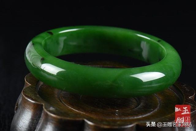 翡翠手镯里为什么有小黑点翡翠手镯黑点-第1张图片-翡翠网 翡翠手镯里为什么有小黑点翡翠手镯黑点-第1张图片-翡翠网