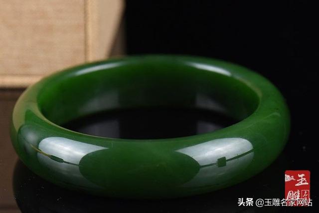 翡翠手镯里为什么有小黑点翡翠手镯黑点-第2张图片-翡翠网 翡翠手镯里为什么有小黑点翡翠手镯黑点-第2张图片-翡翠网