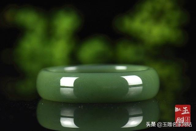 翡翠手镯里为什么有小黑点翡翠手镯黑点-第3张图片-翡翠网 翡翠手镯里为什么有小黑点翡翠手镯黑点-第3张图片-翡翠网