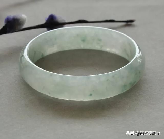 玉手镯和翡翠手镯,翡翠手镯戴哪个手比较好-第1张图片-翡翠网 玉手镯和翡翠手镯,翡翠手镯戴哪个手比较好-第1张图片-翡翠网