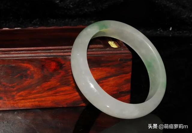 玉手镯和翡翠手镯,翡翠手镯戴哪个手比较好-第2张图片-翡翠网 玉手镯和翡翠手镯,翡翠手镯戴哪个手比较好-第2张图片-翡翠网