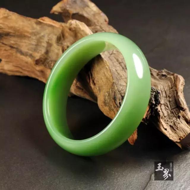 翡翠雕花手镯图案,2万的翡翠手镯-第1张图片-翡翠网 翡翠雕花手镯图案,2万的翡翠手镯-第1张图片-翡翠网