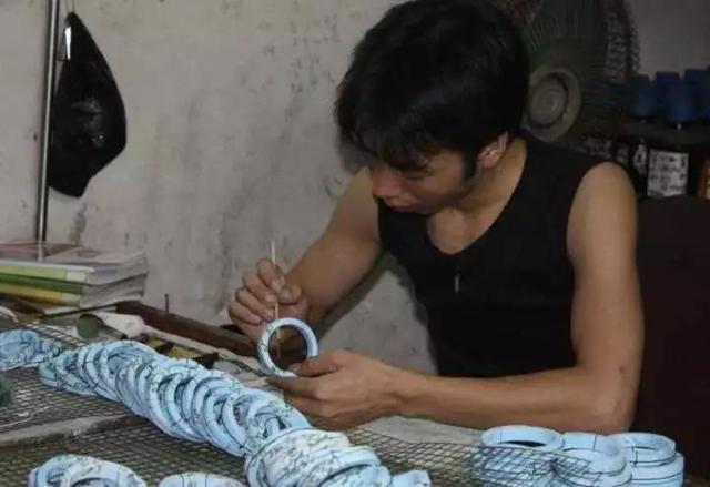 棉絮多的翡翠镯子,翡翠手镯怎么作假-第5张图片-翡翠网 棉絮多的翡翠镯子,翡翠手镯怎么作假-第5张图片-翡翠网