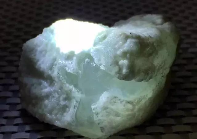 无种的木那白盐沙皮壳木那白盐沙翡翠原石-第3张图片-翡翠网 无种的木那白盐沙皮壳木那白盐沙翡翠原石-第3张图片-翡翠网